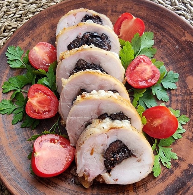 Рулеты куриные с черносливом,~ 500 г Можга