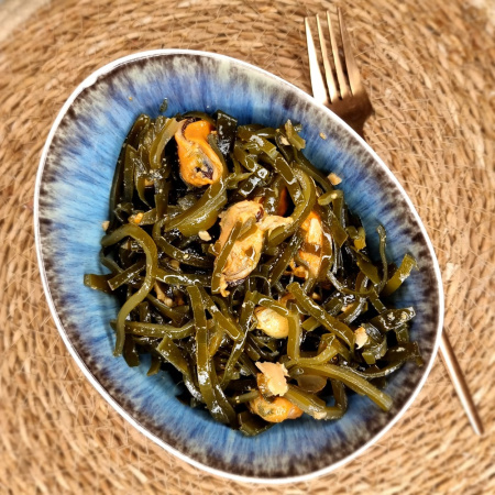 морская капуста с мидиями